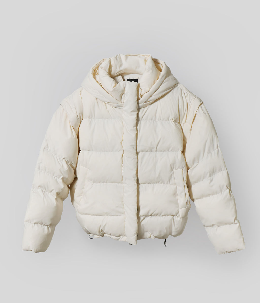 White puffer jacket on a light gray background
White Wavy convertible puffer jacket front view
White Wavy 2-in-1 puffer jacket with detachable sleeves
“White Wavy unisex one-size puffer jacket